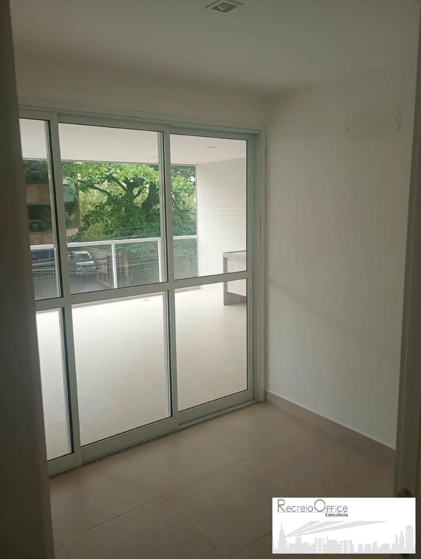 Balcony with a grill in a 3-bedroom apartment, 122 m² — photo 14