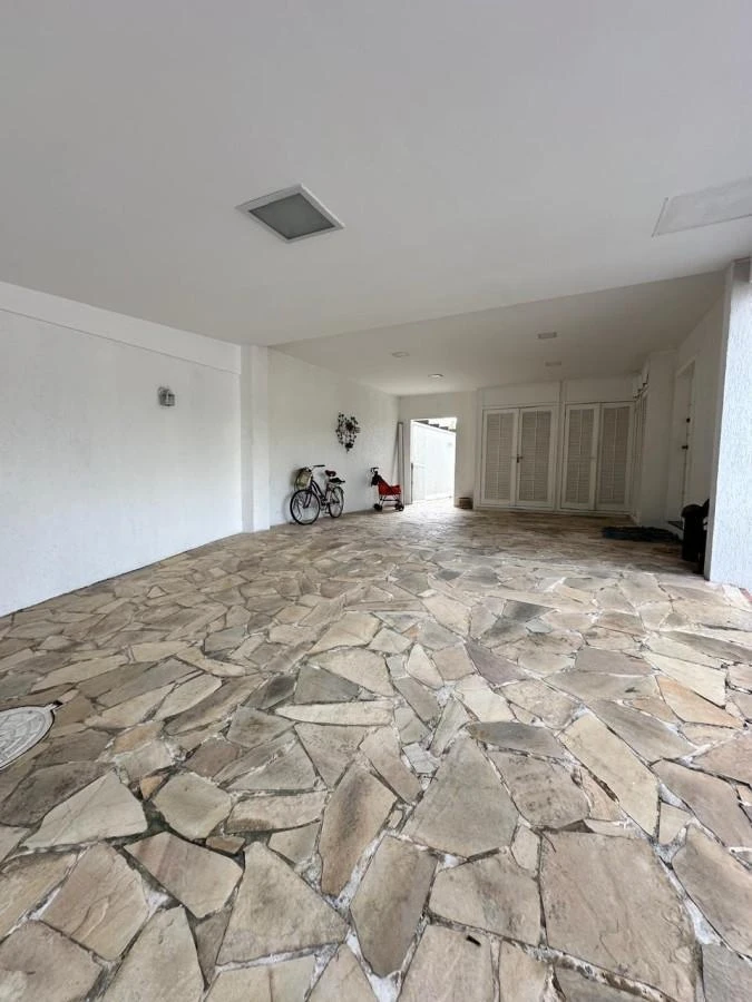 Засклений балкон та 7 спалень: будинок 1000 м² — photo 25