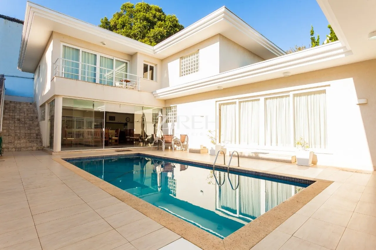 Gated house with 4 en-suite bedrooms and 431 m²