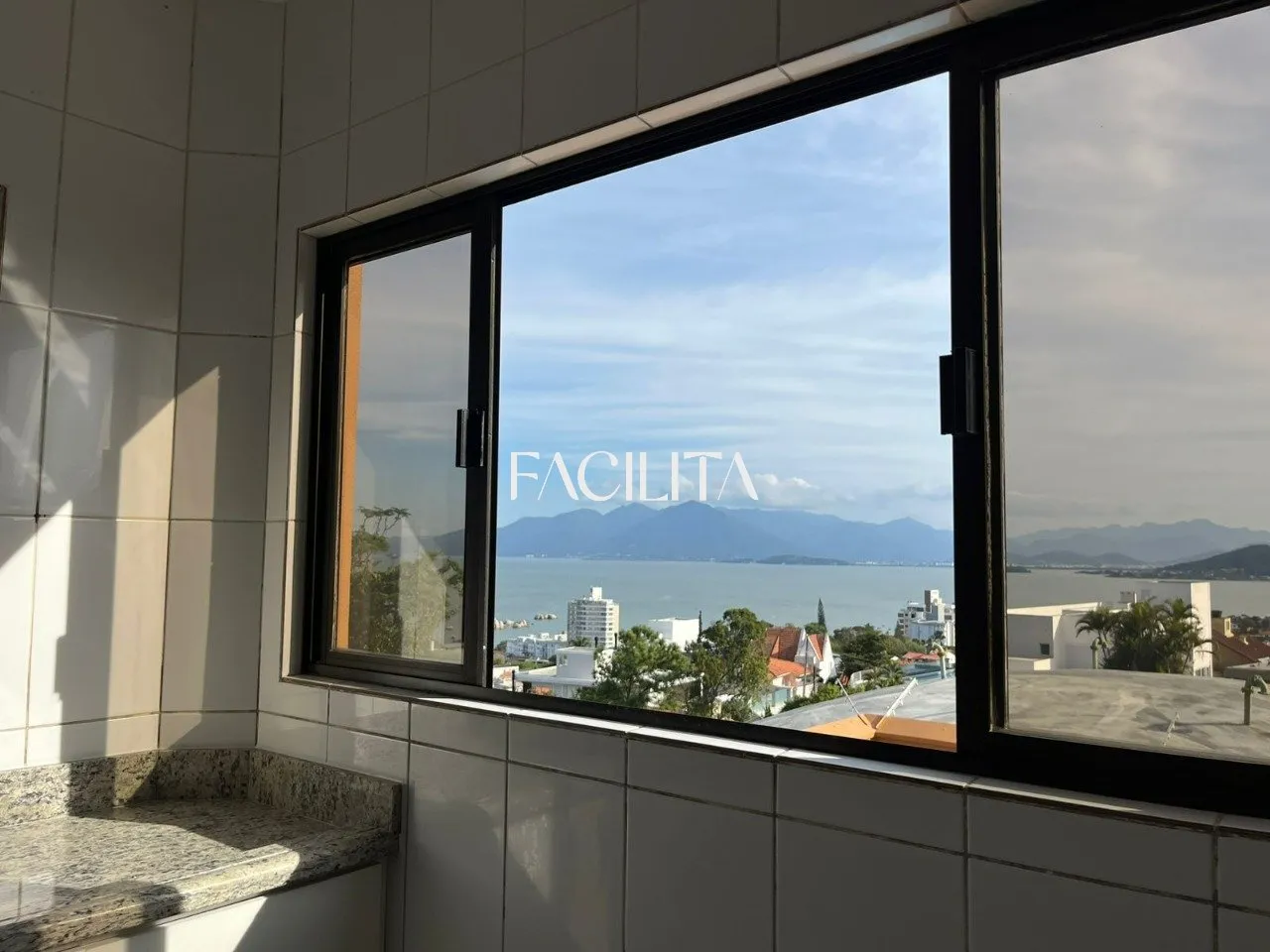Furnished 456 m² house with 3 en-suite bedrooms and pool — photo 21