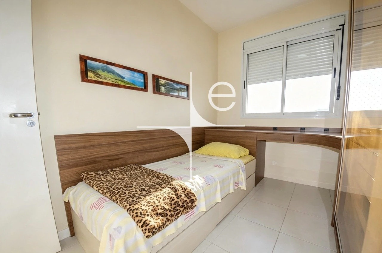Furnished apartment, 85 m², with a glass-enclosed balcony — photo 25