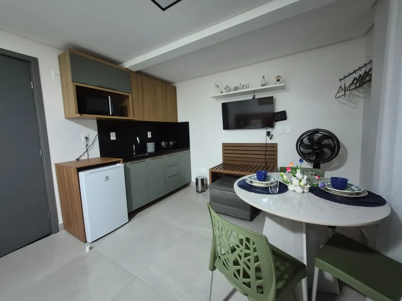 1-bedroom apartment with a compact kitchen and microwave — photo 2