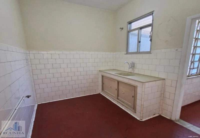 Wood or laminate floors in a one-bedroom apartment, 47 m² — photo 2