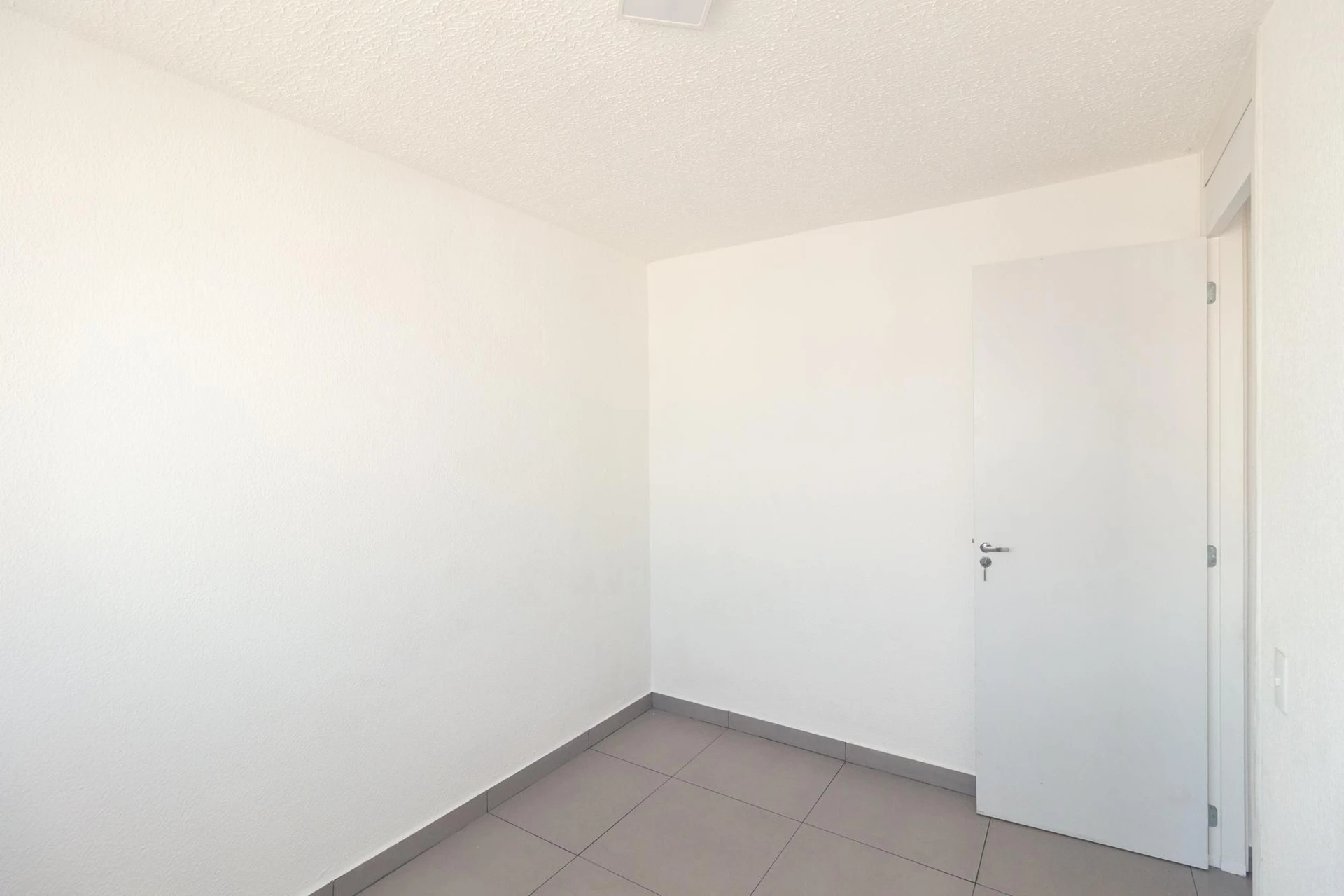 2-bedroom apartment with shared outdoor pool — photo 8