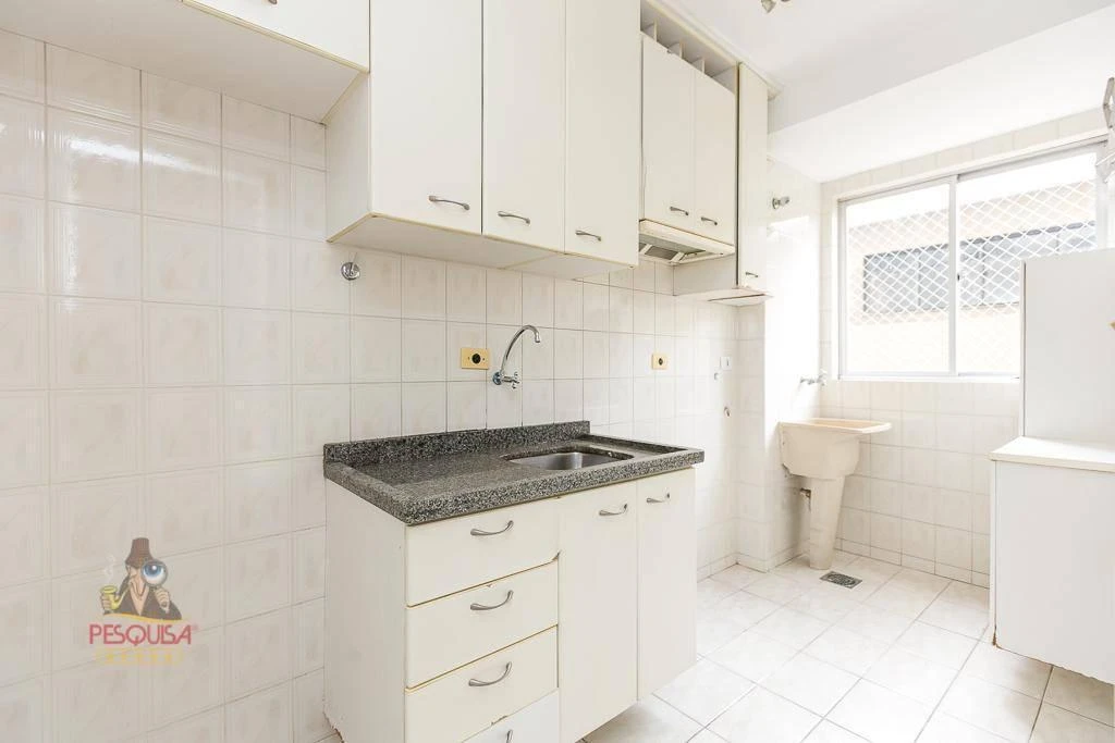 2-bedroom apartment with wood or laminate floors — photo 4