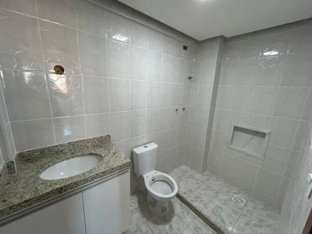 Unfurnished 1-bedroom apartment with open-plan kitchen — photo 9