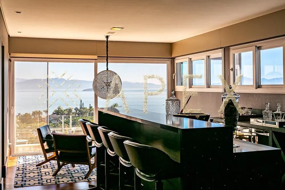 6 en-suite bedrooms, 9 bathrooms, 1600 m² and BBQ — photo 43