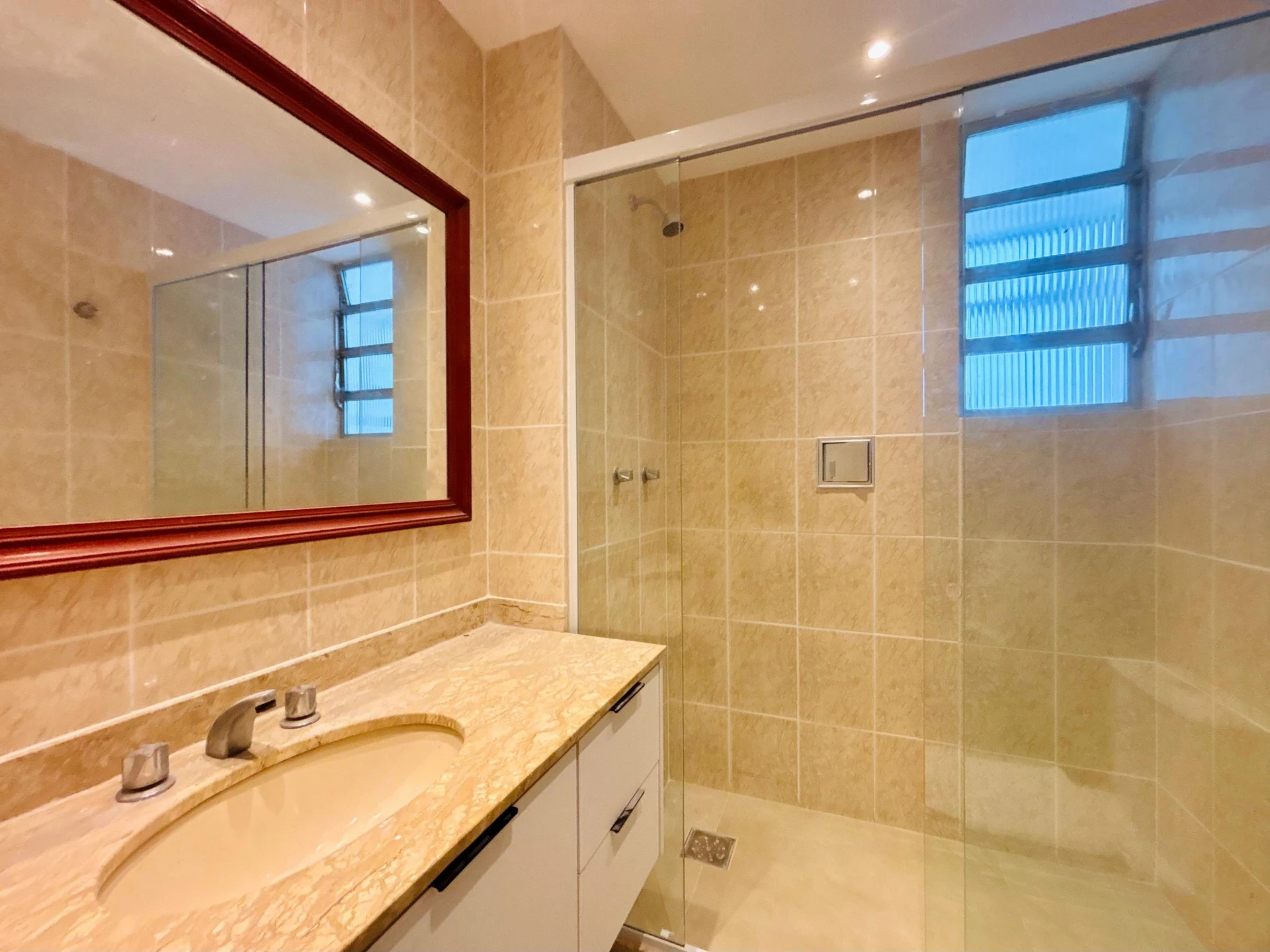 3-bedroom apartment with a mountain view — photo 7