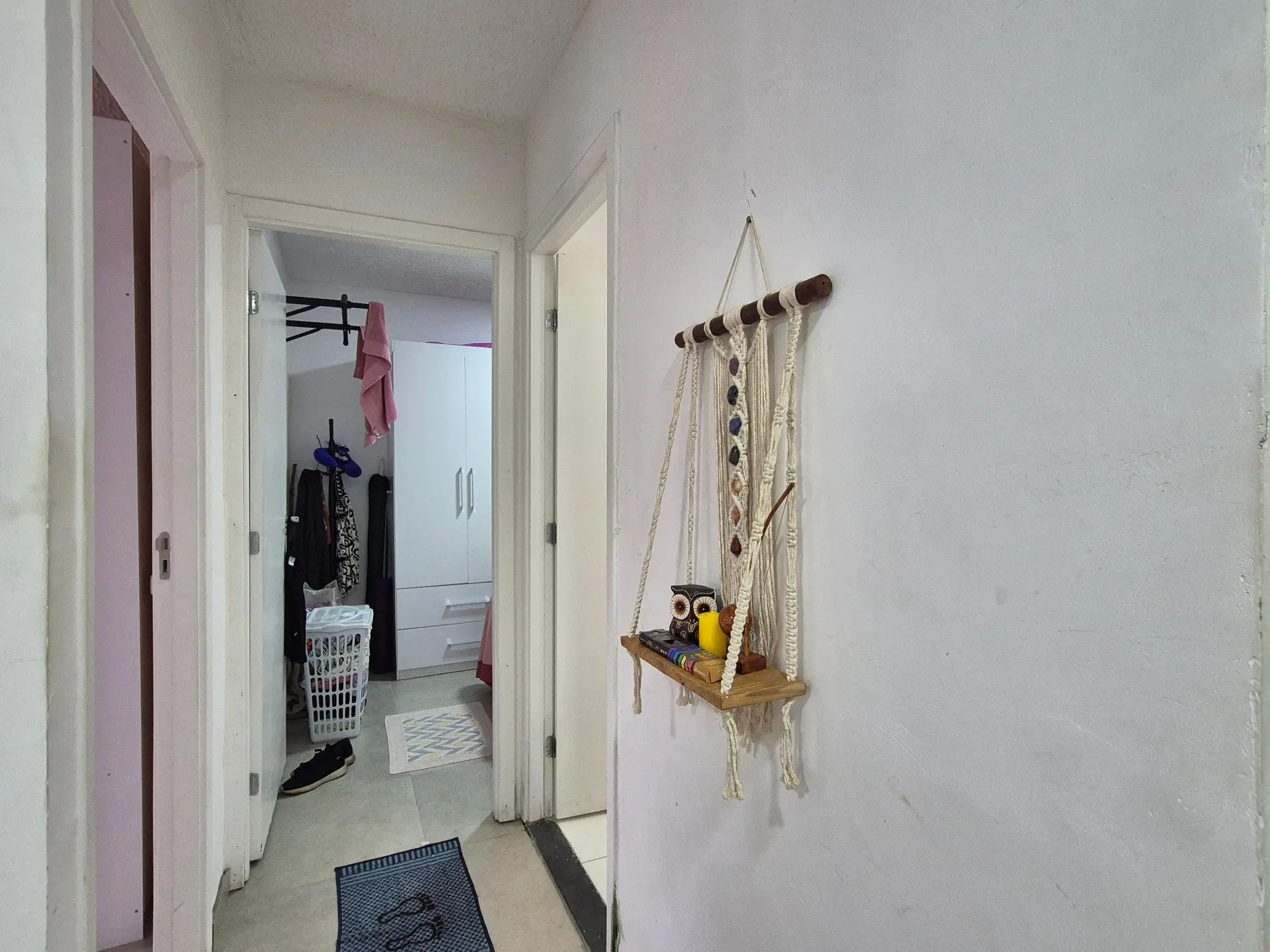 Furnished 2-bedroom apartment with open-plan kitchen — photo 32
