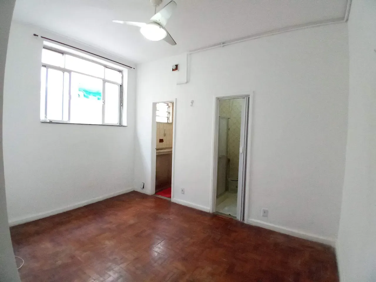 Studio com piso de madeira ou laminado, Centro