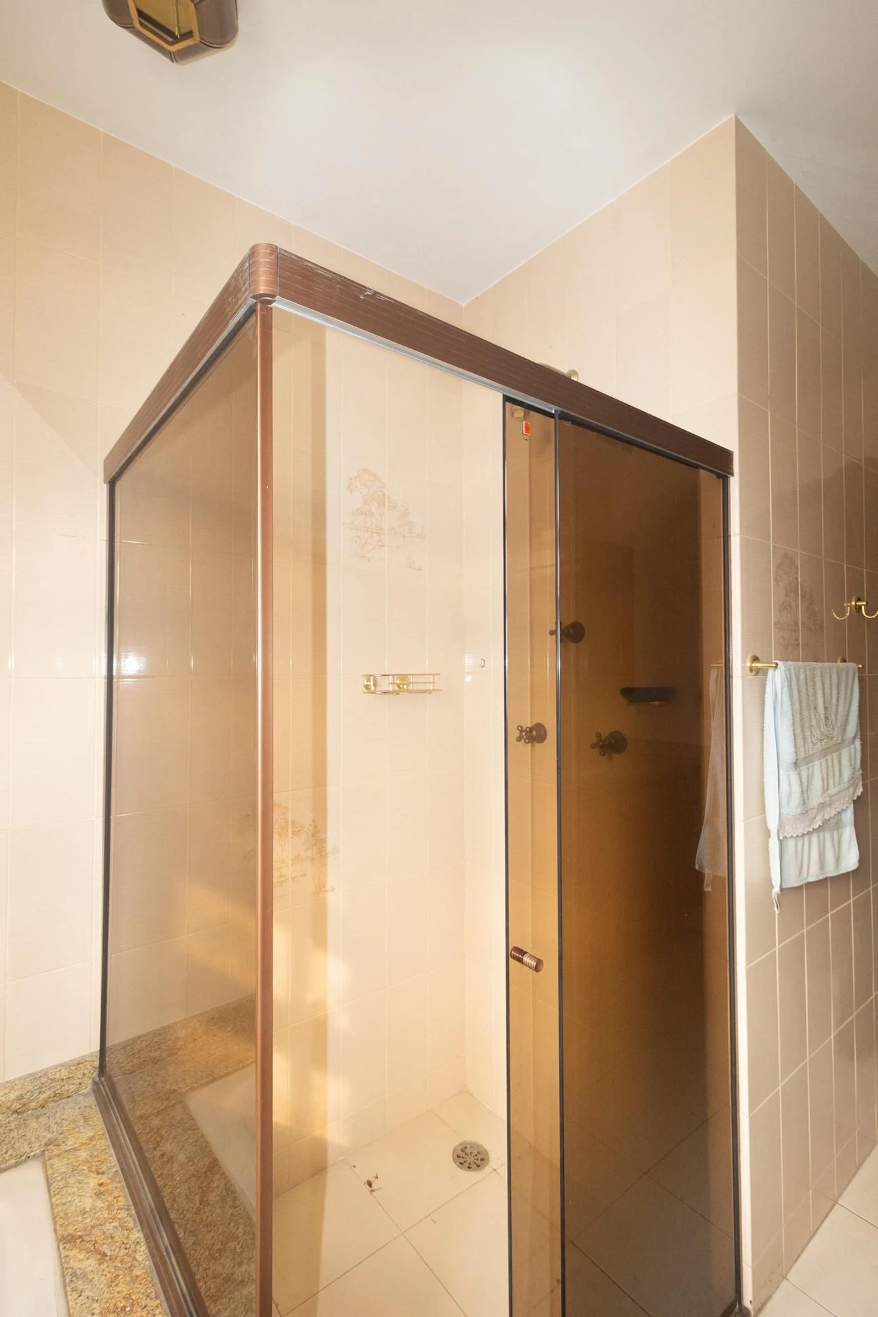 Bathtub in a 5-bedroom house, 626 m² — photo 47