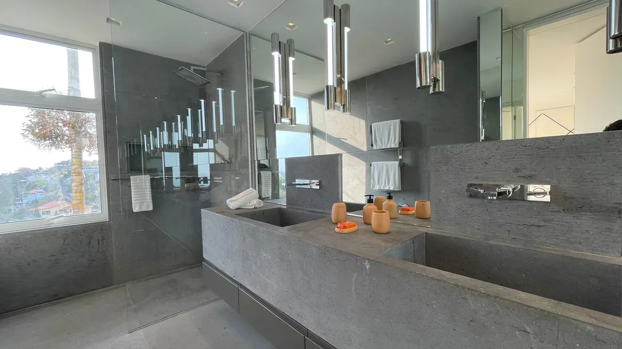 Unfurnished 3-bedroom, 3-bath house with a balcony — photo 27