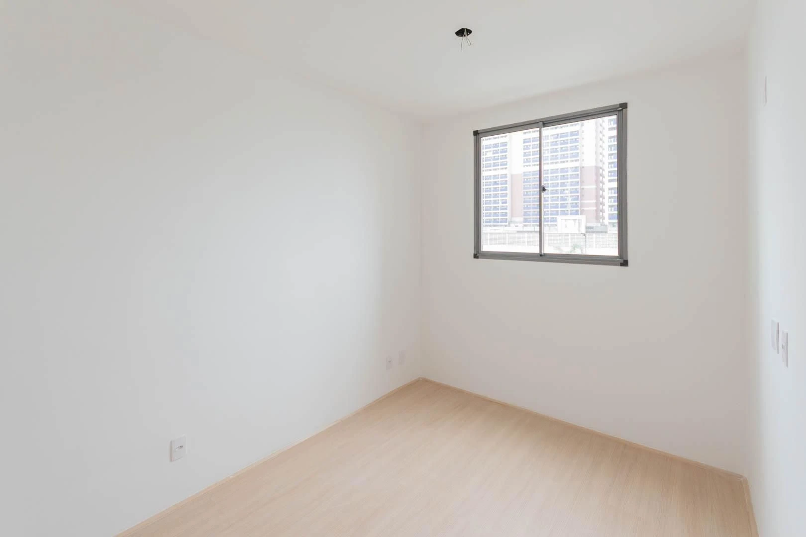 2-bedroom apartment with a suite and a glass balcony — photo 7