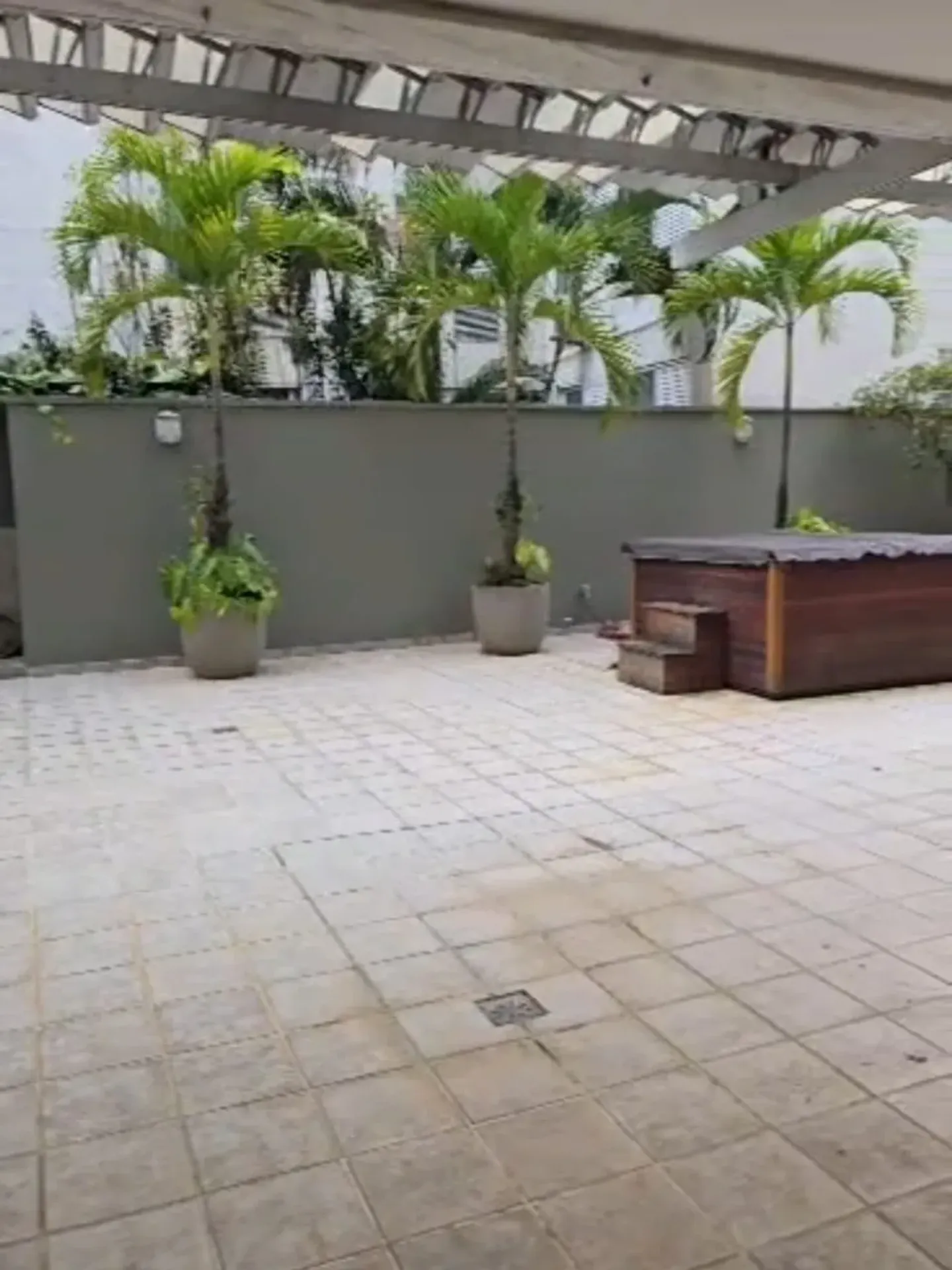 101 m² apartment with a bathtub and a glass-enclosed balcony — photo 15