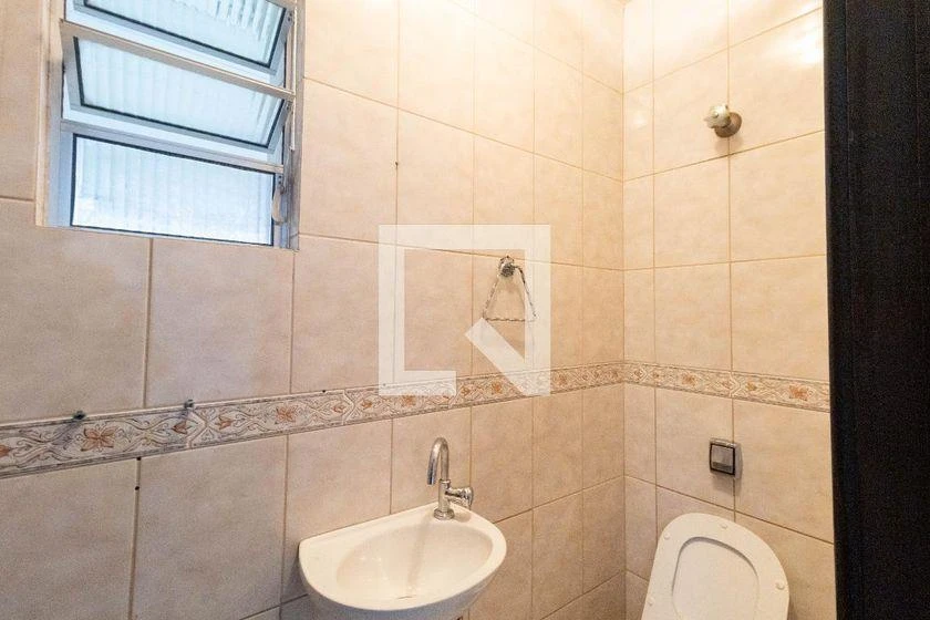 3-bedroom house with wood or laminate floors in Curitiba — photo 41