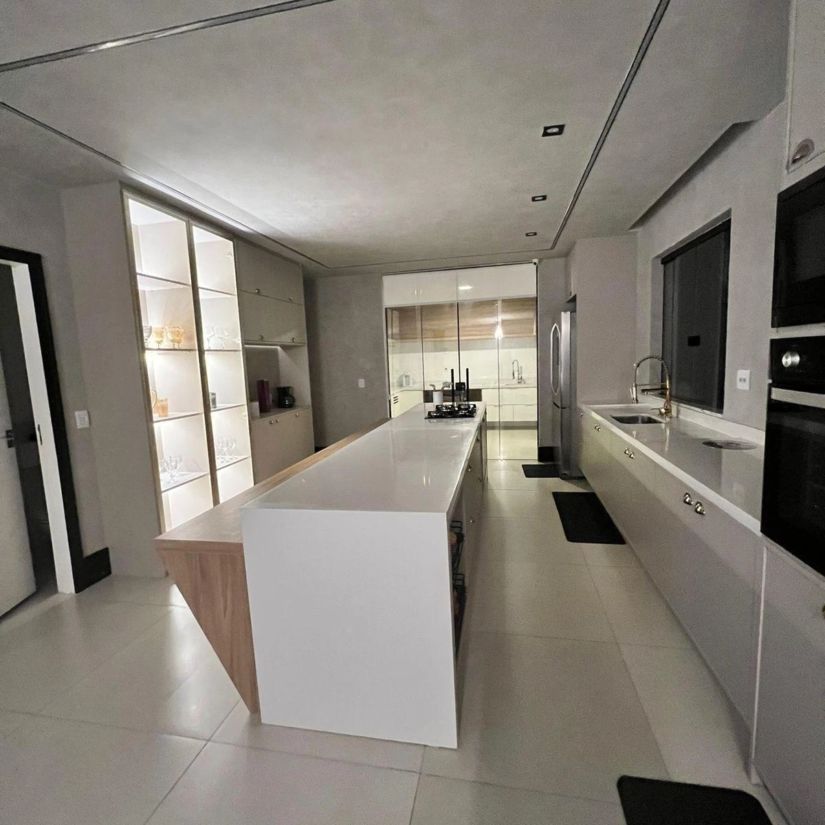 600 m² house with 4 en-suite bedrooms and 3 parking spots — photo 18