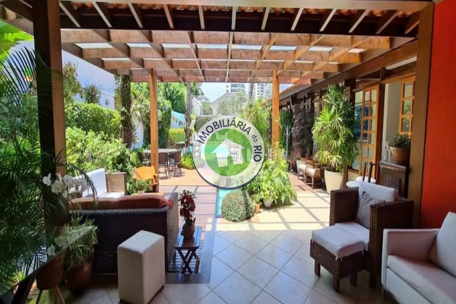House with a balcony, 5 bedrooms and 5 bathrooms — photo 8
