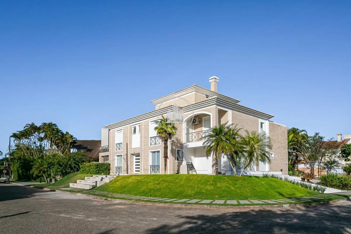 House with 6 en-suite bedrooms, 800 m² and 4 parking spots — photo 38