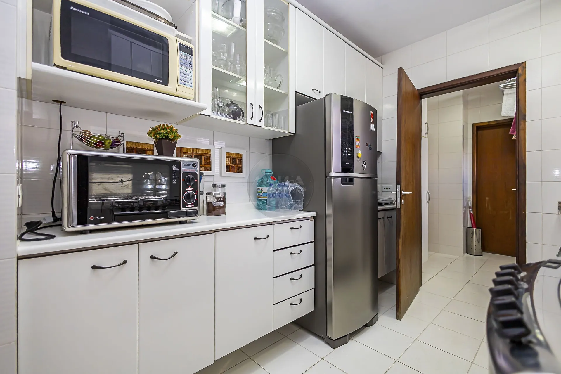 Apartamento com 4 quartos e piso de madeira na sala — photo 21