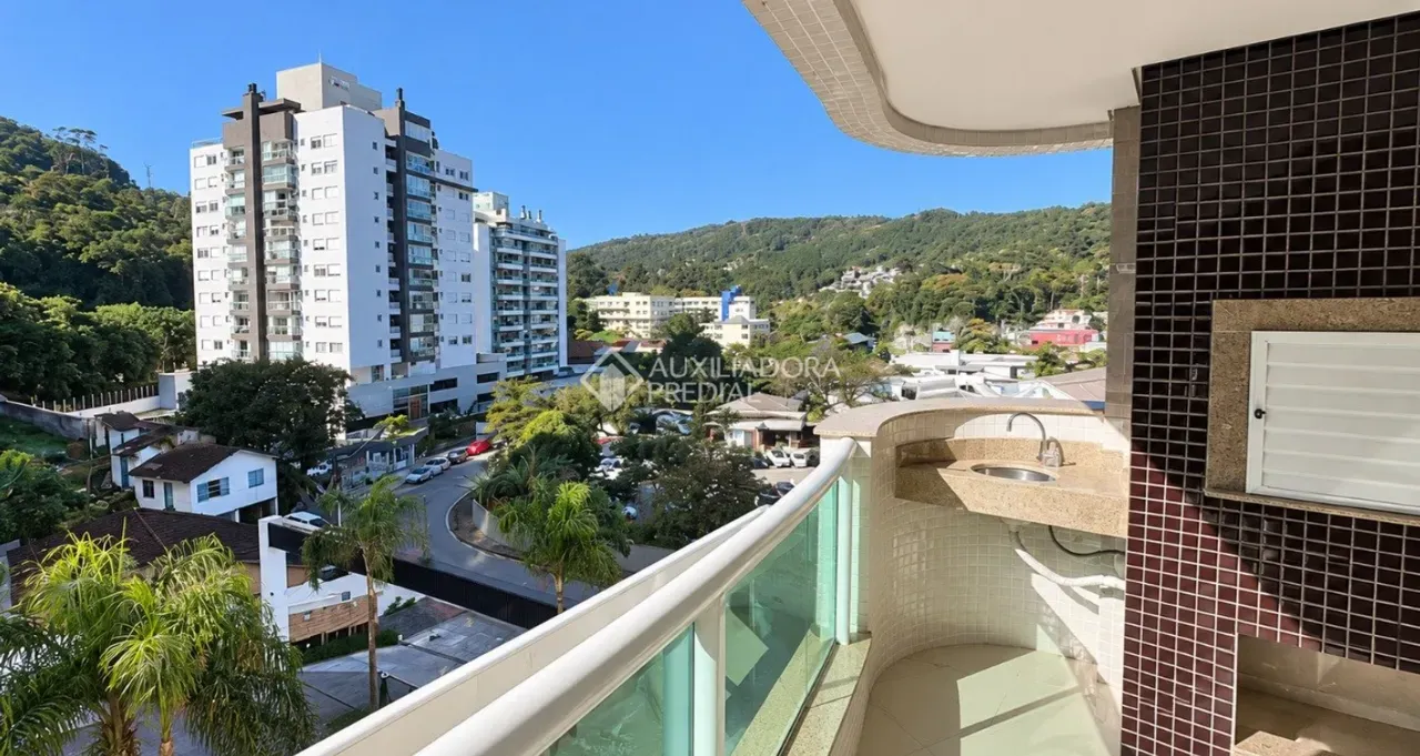 Balcony with a grill in a 4-bedroom apartment, 125 m² — photo 22