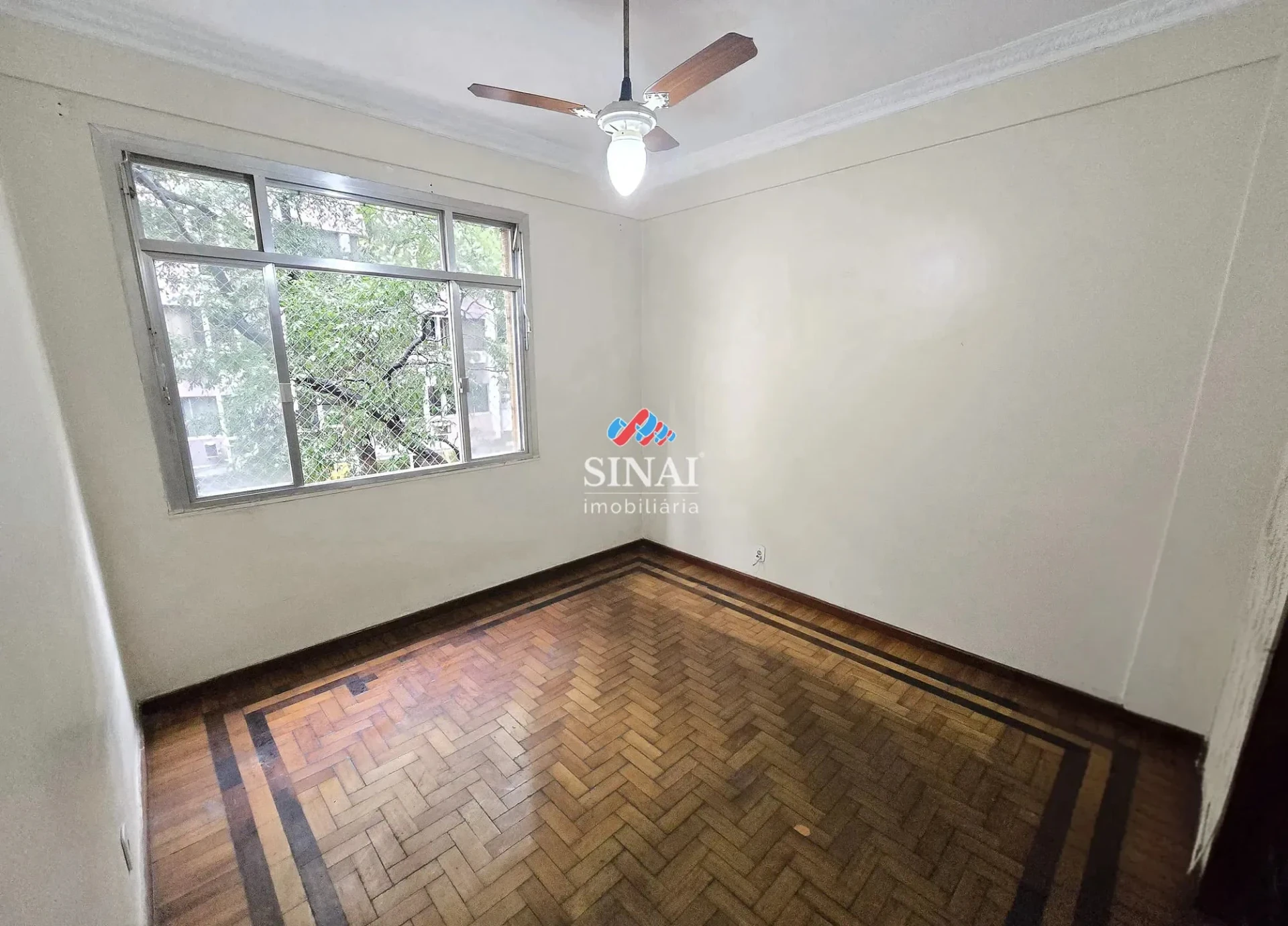 2-bedroom apartment with wood or laminate floors — photo 8