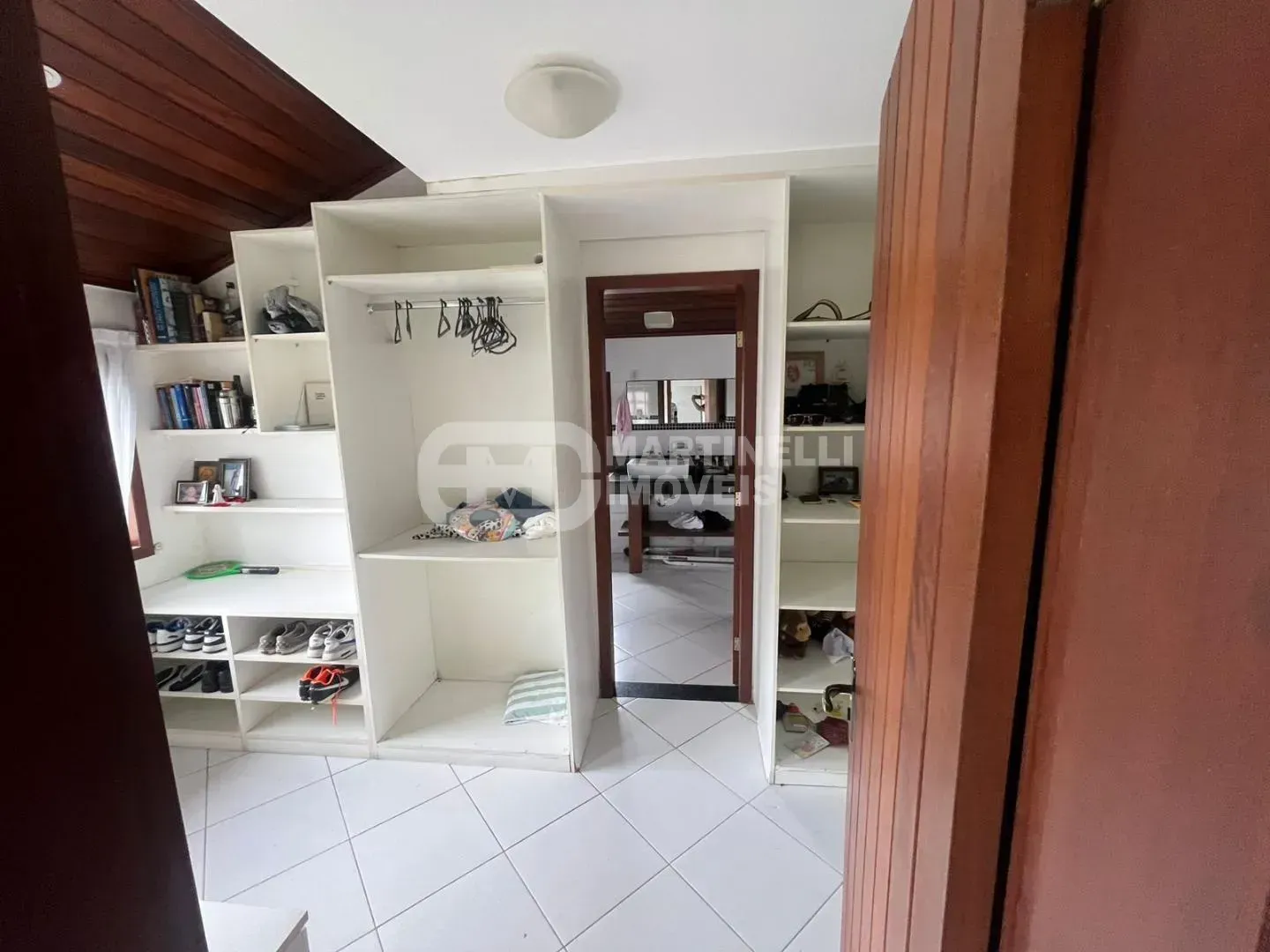 House with 5 bedrooms, all suites, plus shared pool — photo 31