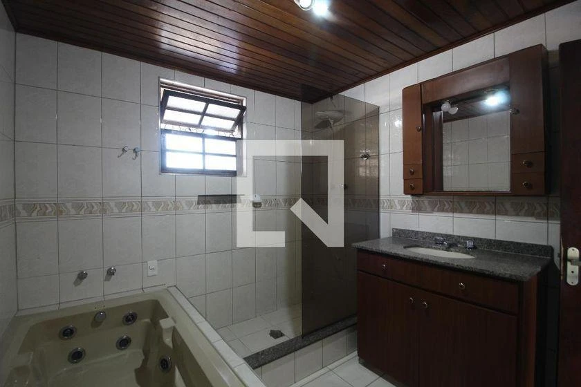 265 m² house with a home office and a bathtub — photo 34