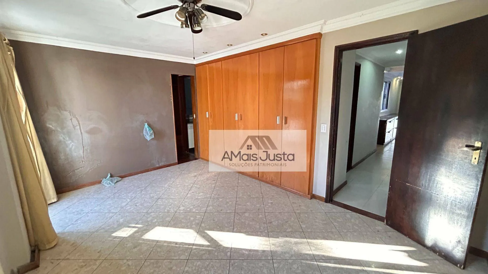 4-bedroom apartment in a building with a pool — photo 4