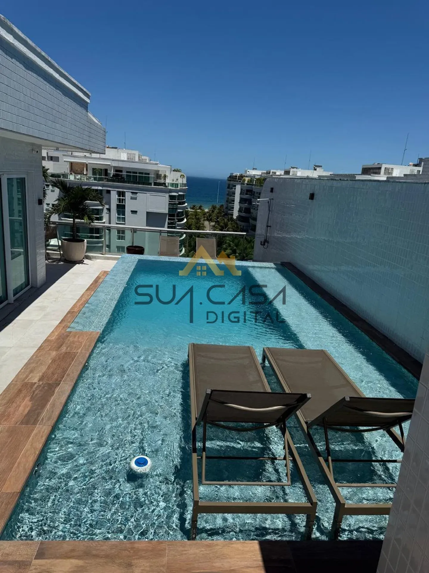 4-bedroom apartment with a water view — photo 4