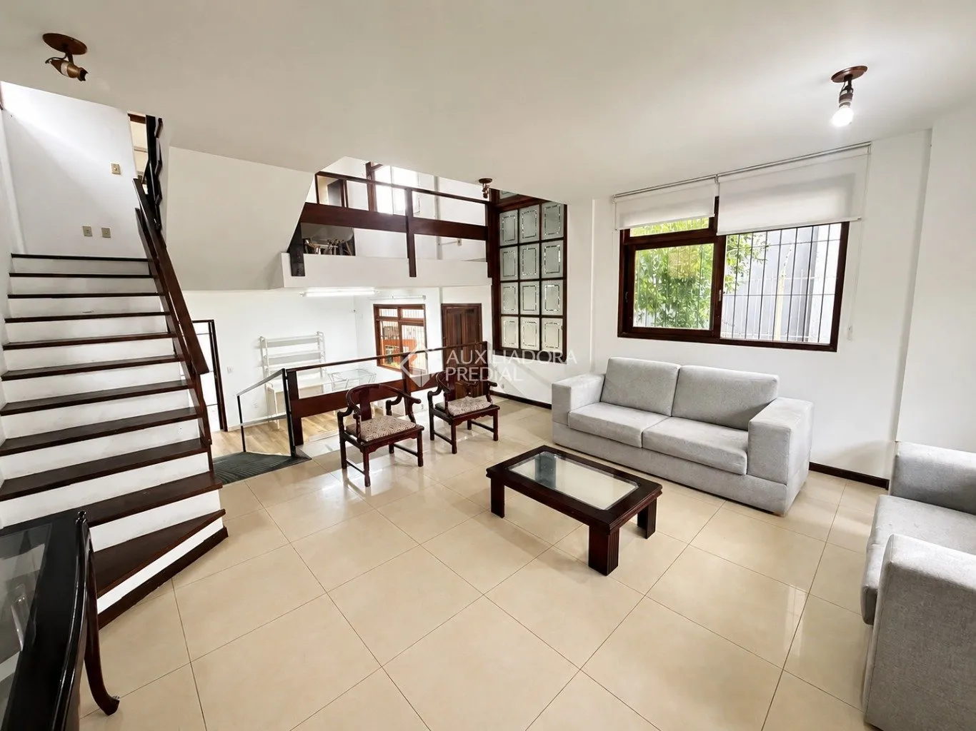House with 5 bedrooms and 2 en-suites plus 2 parking — photo 2