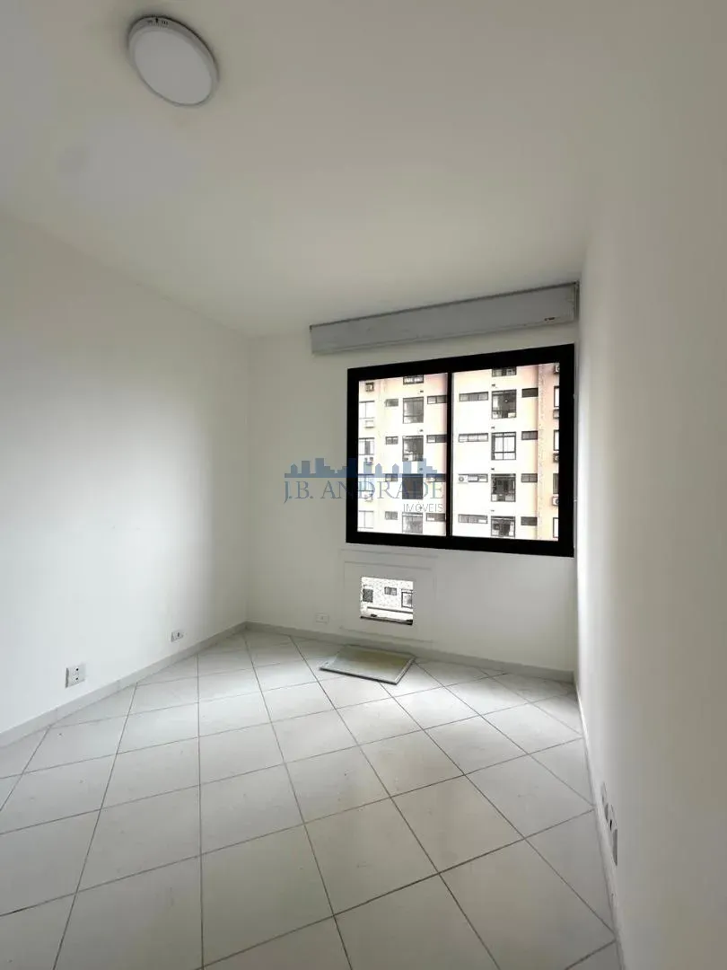 Glass-enclosed balcony in a 4-bedroom apartment, 197 m² — photo 28