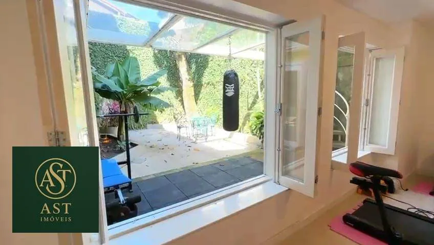 686 m² house with floor-to-ceiling windows and a bathtub — photo 70