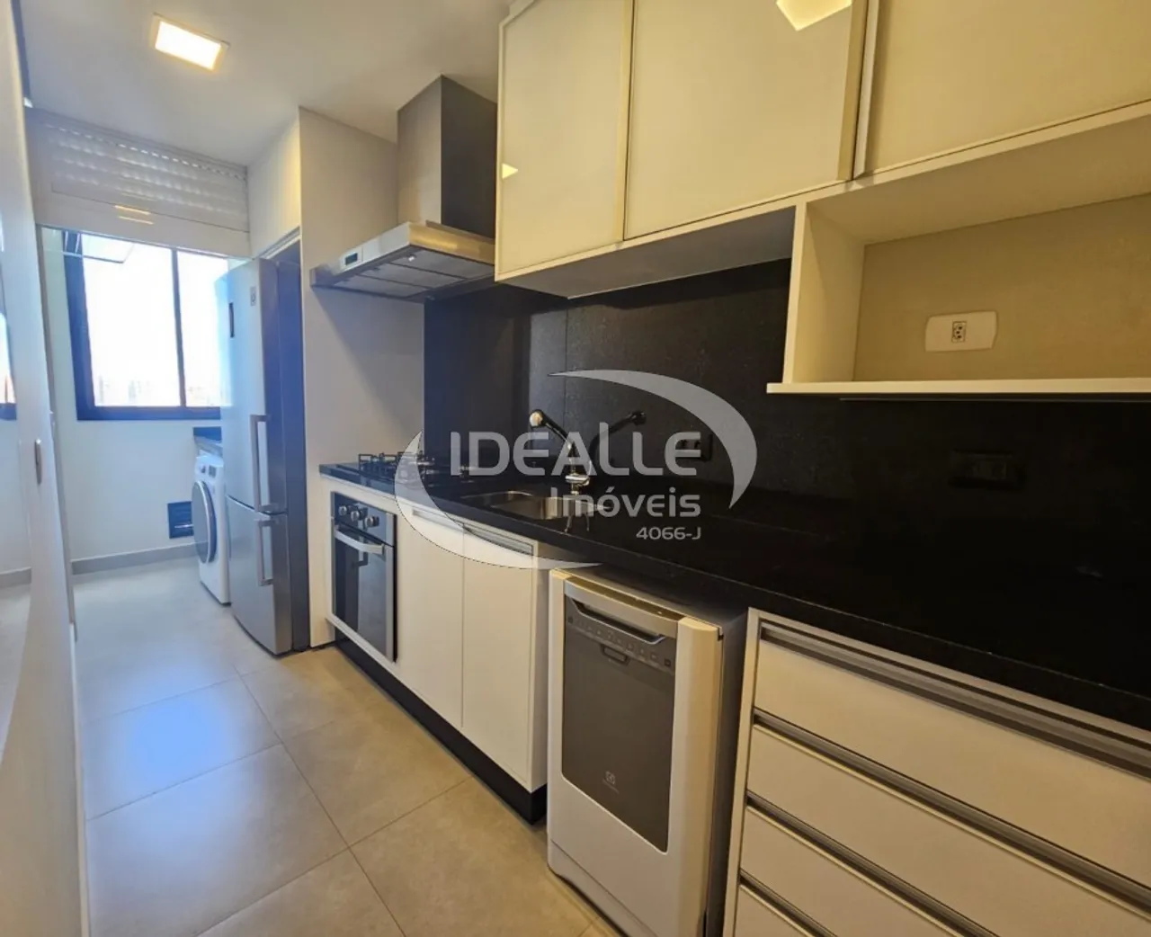Apartment with 2 bedrooms and a glass-enclosed balcony — photo 11