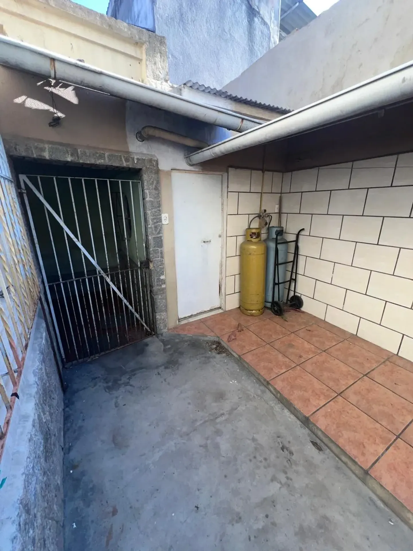 Casa com 4 quartos e cozinha fechada com armários — photo 28