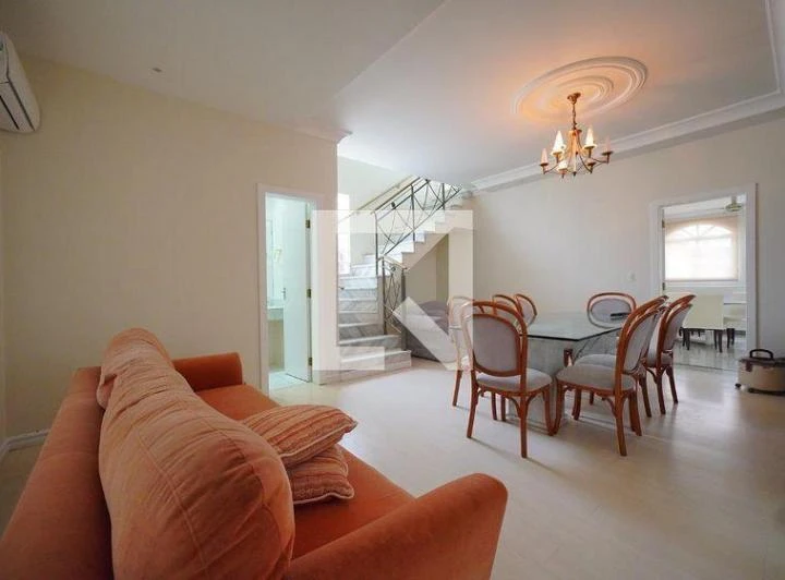 House with 5 bedrooms, 350 m² and a shared pool