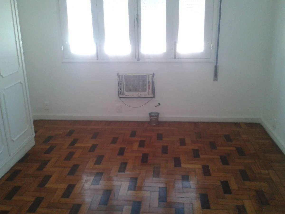Wood or laminate floors in a one-bedroom apartment, 58 m²