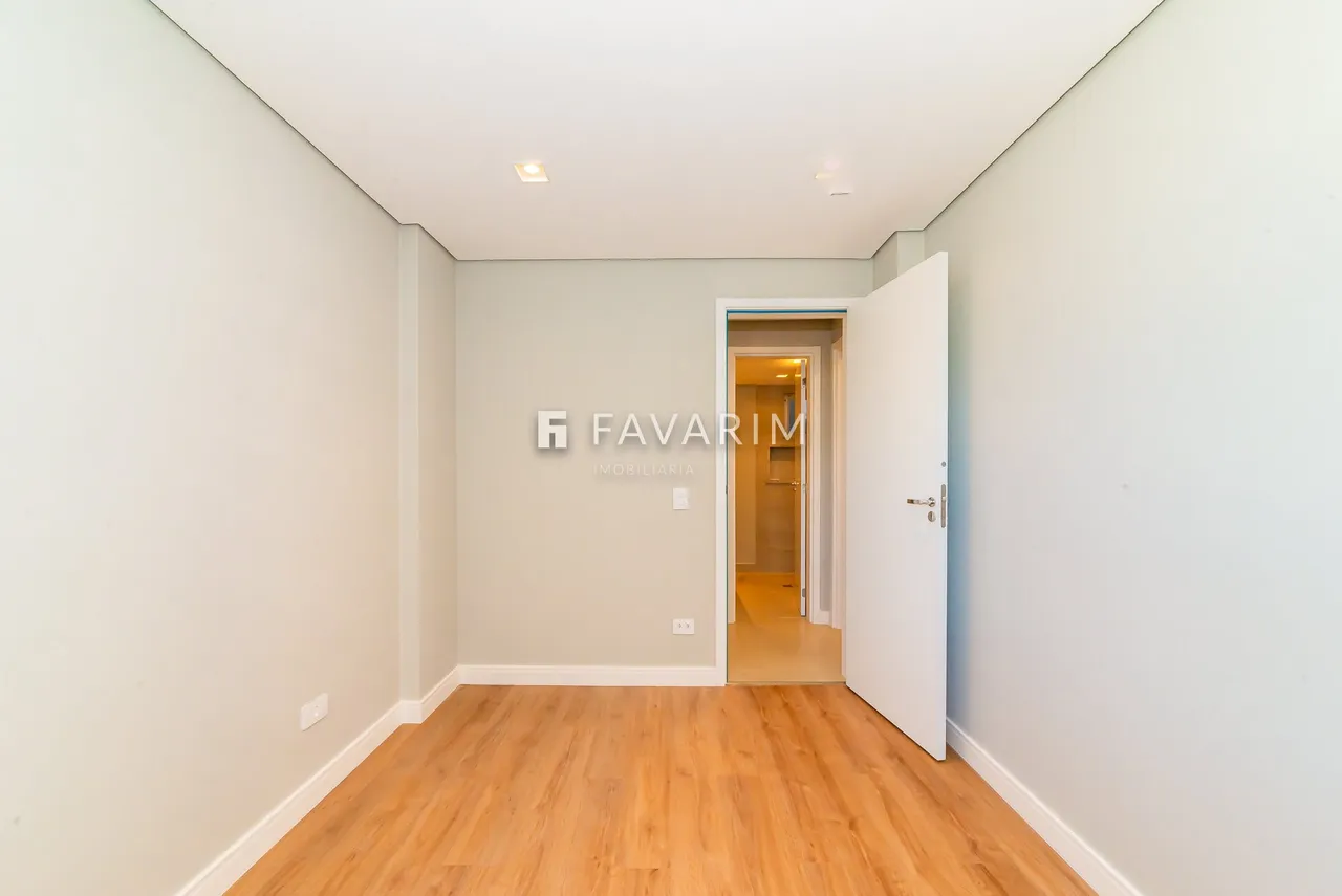 2-bedroom apartment with balcony and laundry area — photo 11