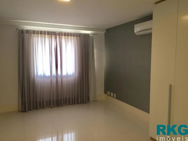 Apartment with an open-plan kitchen and 4 bedrooms — photo 3