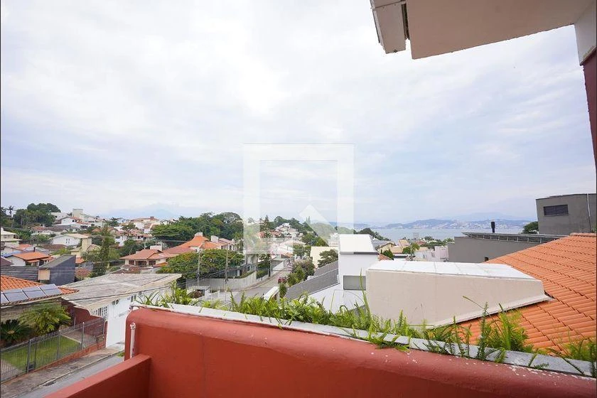 House with 7 bedrooms and 3 en-suites at 350 m² — photo 28