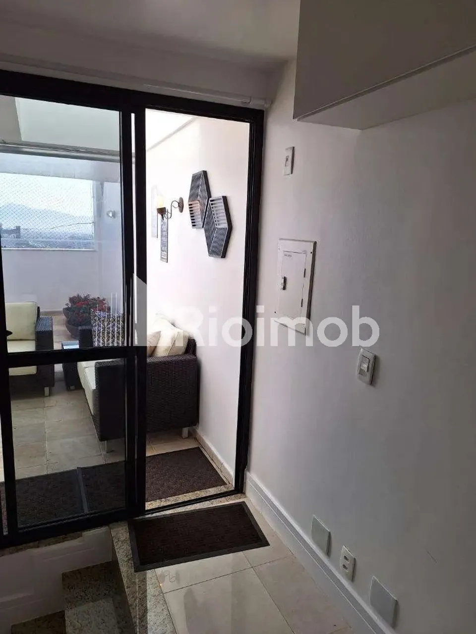 3-bedroom duplex with a glass-enclosed balcony — photo 16