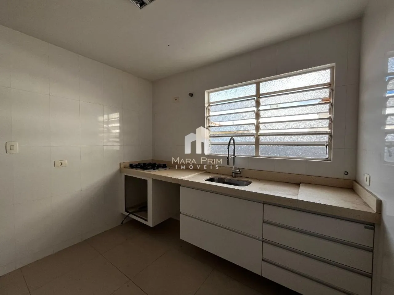 House with 3 bedrooms and fitted kitchen — photo 3