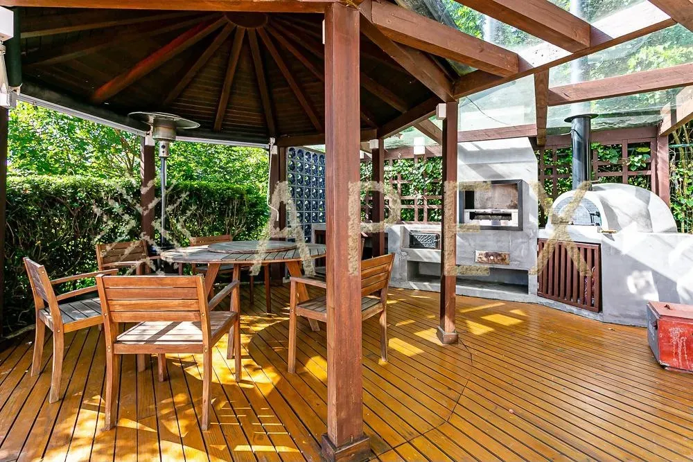 6 en-suite bedrooms, 9 bathrooms, 1600 m² and BBQ — photo 17