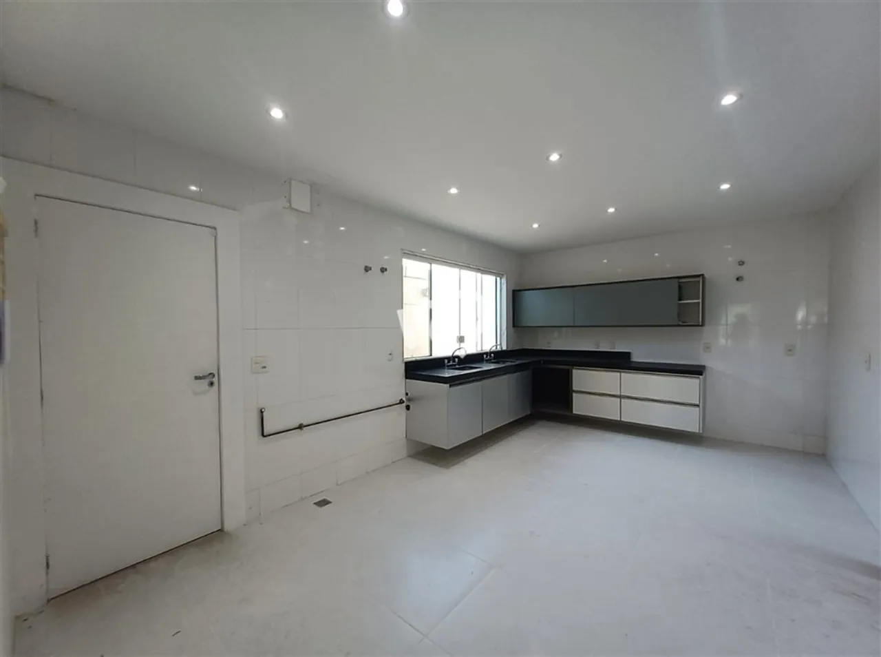 900 m² house with 5 bedrooms and 5 parking spaces — photo 2