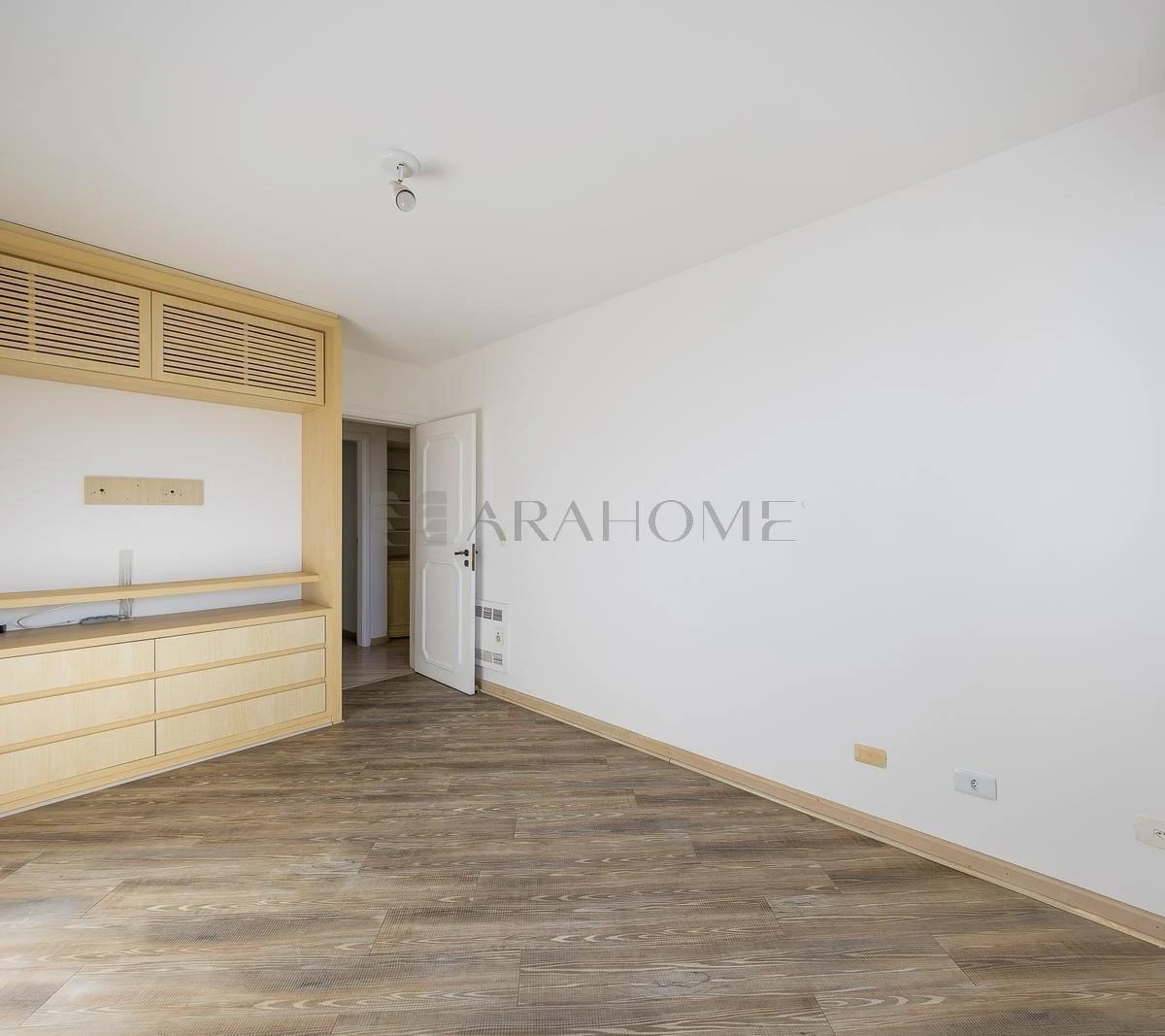 4-bedroom apartment with a bathtub in Curitiba — photo 8