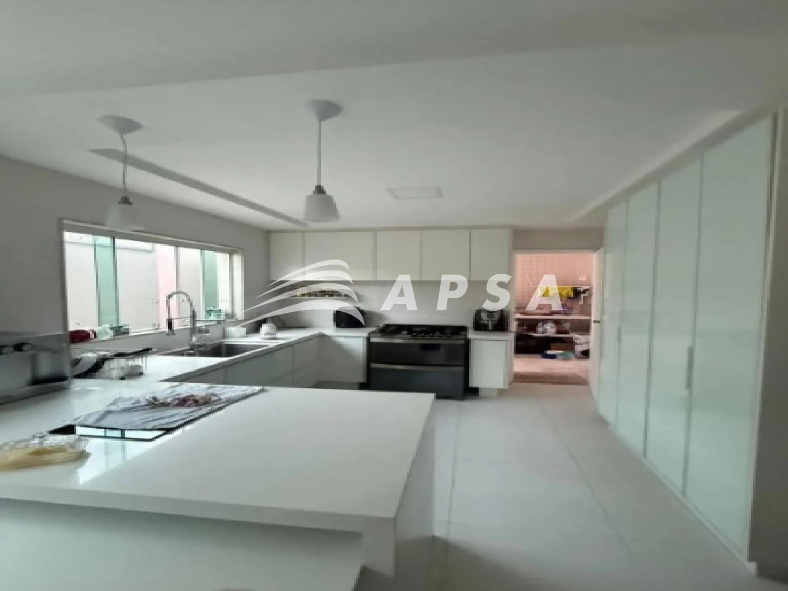 Furnished house, 340 m², with a walk-in closet — photo 2