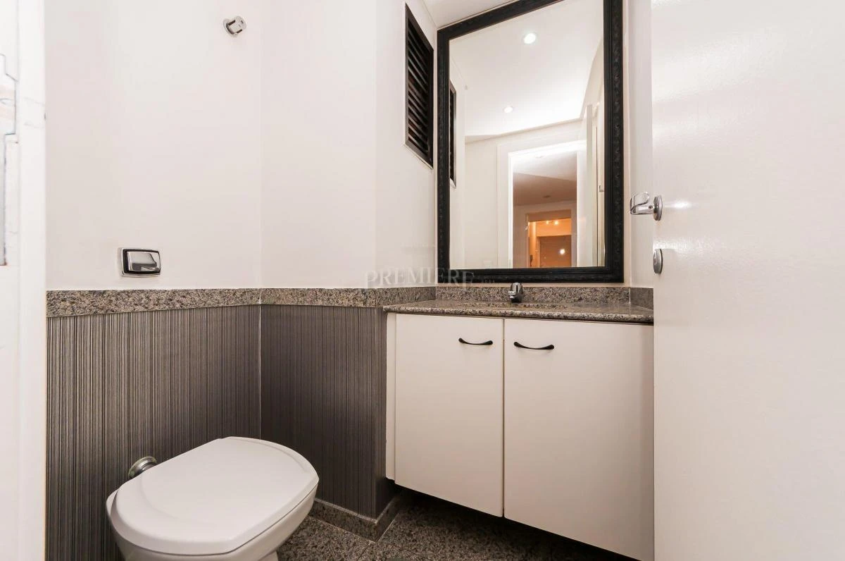 3-bedroom apartment with a bathtub in Curitiba — photo 20