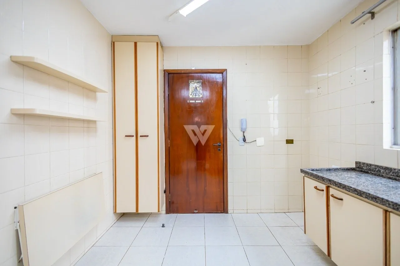 Apartment with wood floors, 4 bedrooms and glass balcony — photo 26