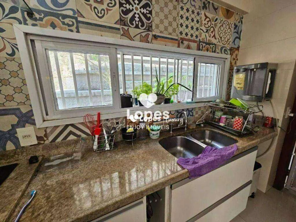 5-bedroom house with a glass-enclosed balcony — photo 10