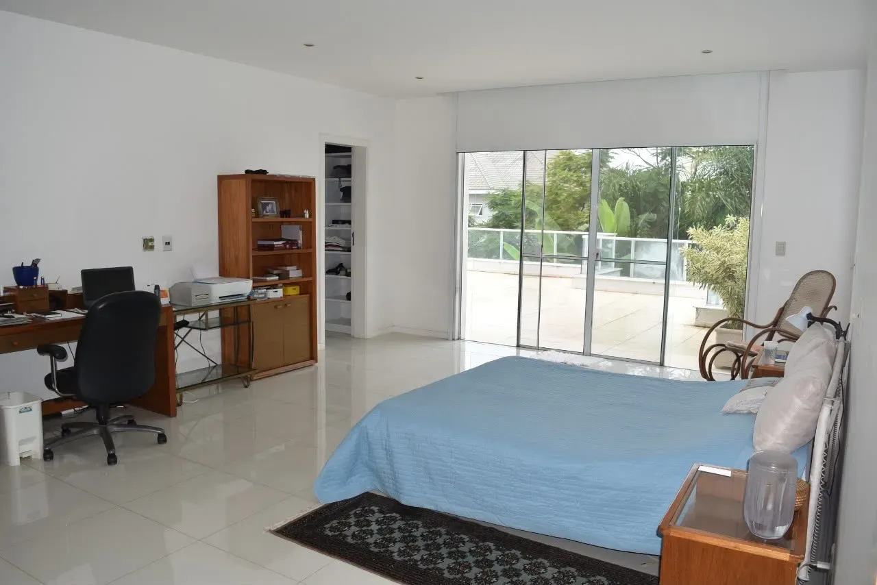 600 m² house with a private pool and a bathtub — photo 15