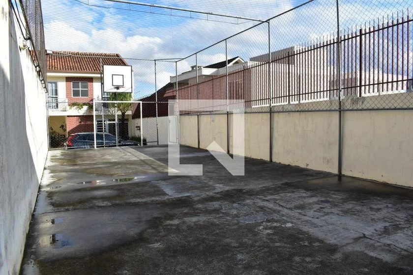 3-bedroom house with a walk-in closet in Curitiba — photo 49
